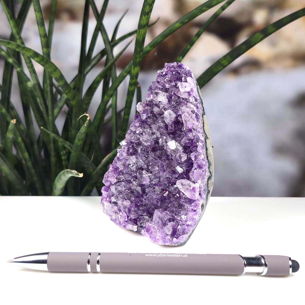 Uruguay Amethyst Mini Geode - 11x8x6cm - Harmonie und Entspannung – extra dunkler Qualität - NR 42 neben einem Stift