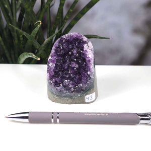 Uruguay Amethyst Mini Geode - 7x5x6cm - Harmonie und Entspannung – extra dunkler Qualität - NR 43 neben einem Stift