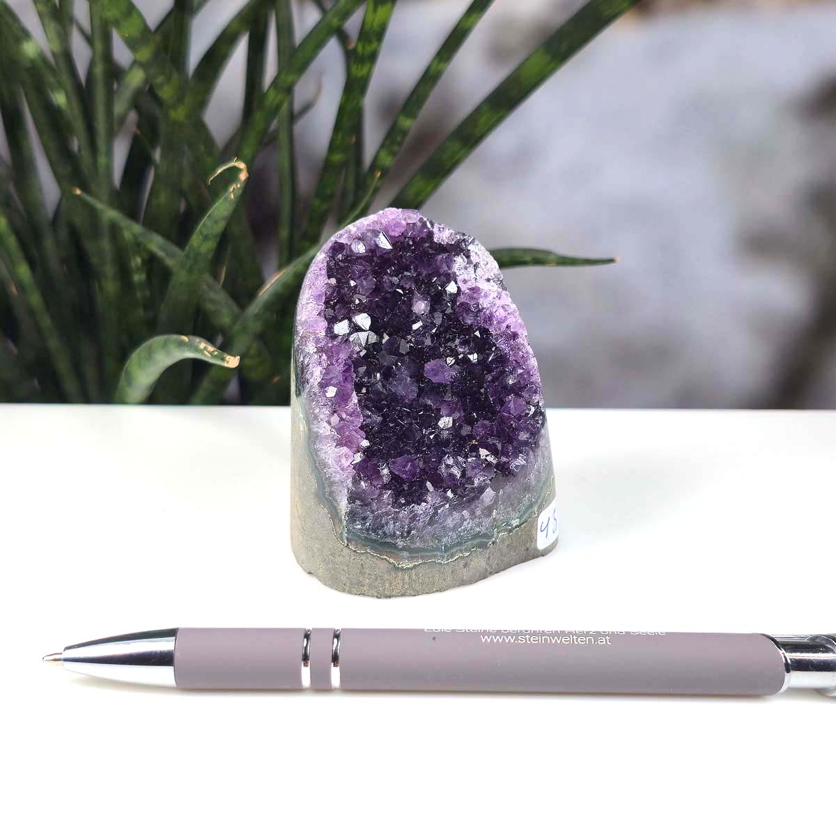 Uruguay Amethyst Mini Geode - 7x5x6cm - Harmonie und Entspannung – extra dunkler Qualität - NR 43 neben einem Stift
