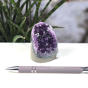 Uruguay Amethyst Mini Geode - 7x5x6cm - Harmonie und Entspannung – extra dunkler Qualität - NR 43 next to a pen for size comparison.