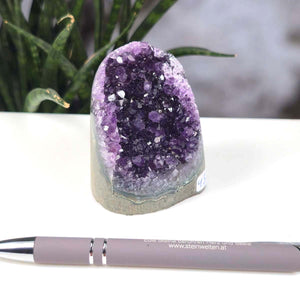 Uruguay Amethyst Mini Geode - 7x5x6cm - Harmonie und Entspannung – extra dunkler Qualität - NR 43, hochwertige lila Kristallformation.