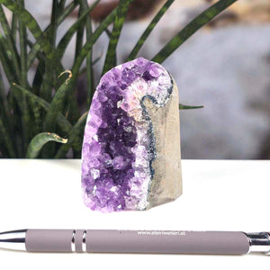 Uruguay Amethyst Mini Geode - 8x6x6cm - Harmonie und Entspannung – extra dunkler Qualität - NR 44 vor Pflanze und Stift