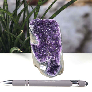 Uruguay Amethyst Mini Geode - 10x8x6cm - Harmonie und Entspannung – extra dunkler Qualität - NR 45, pictured on a desk with a pen for scale.
