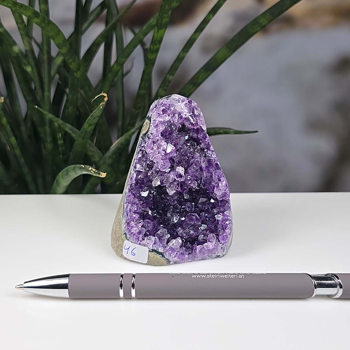 Uruguay Amethyst Mini Geode - 8x6x5cm - Harmonie und Entspannung – extra dunkler Qualität - NR 46 with deep purple crystals