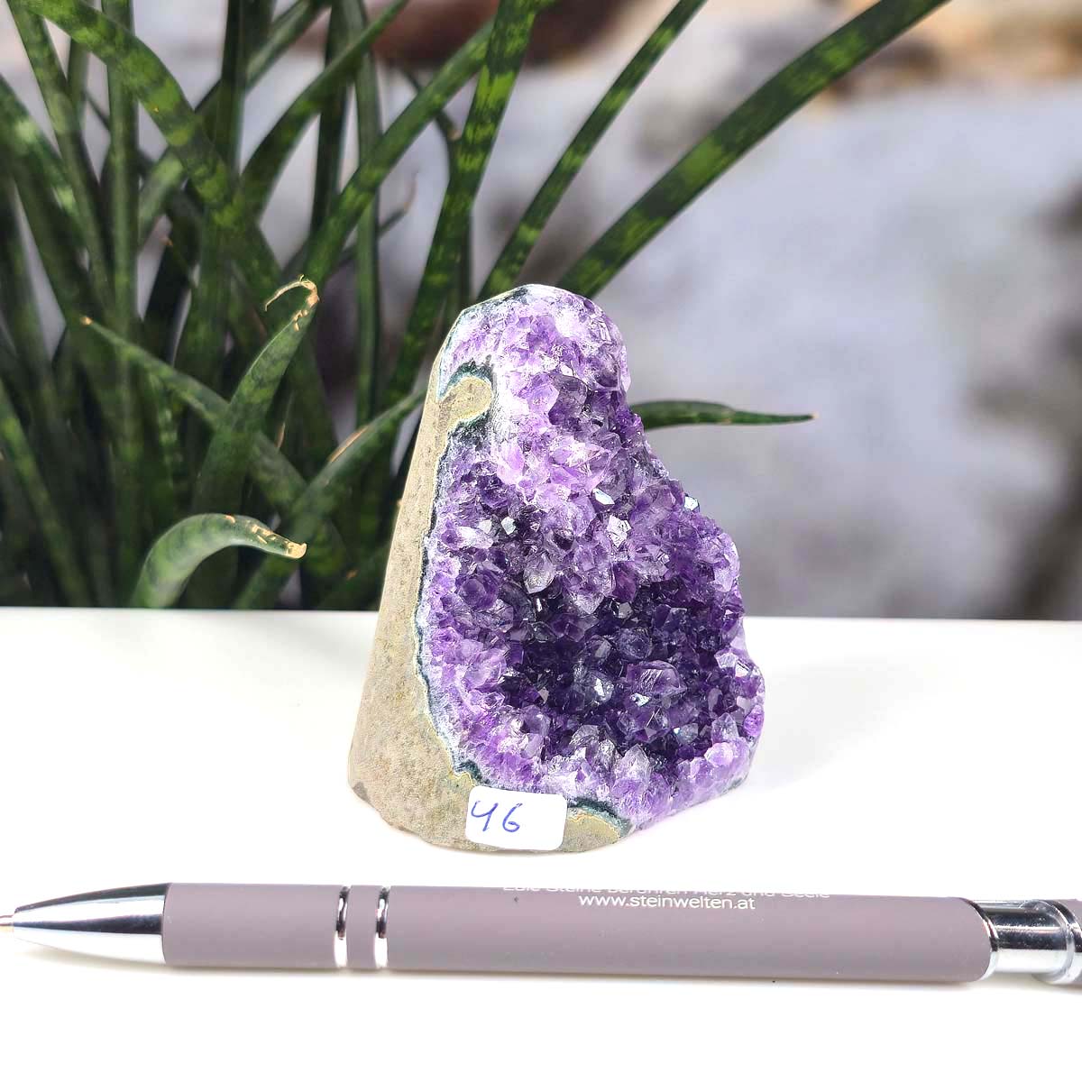 Uruguay Amethyst Mini Geode - 8x6x5cm - Harmonie und Entspannung – extra dunkler Qualität - NR 46 with deep purple crystals