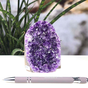 Uruguay Amethyst Mini Geode - 10x7x6cm - Harmonie und Entspannung – extra dunkler Qualität - NR 47 showcasing deep purple crystals.