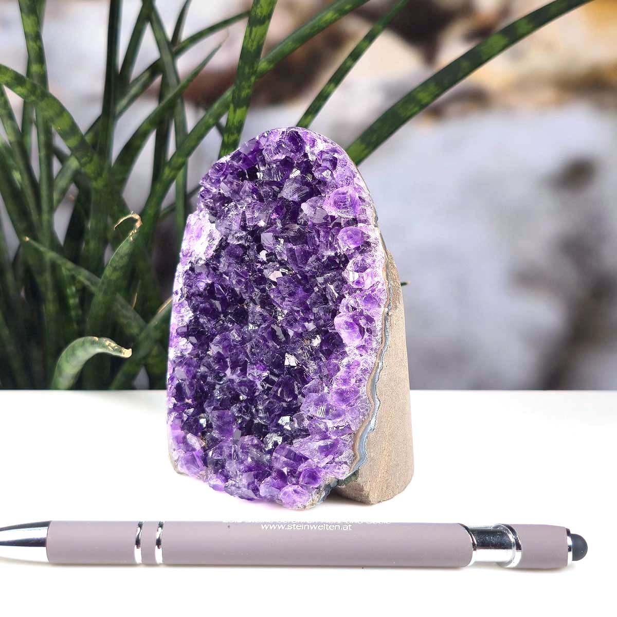 Uruguay Amethyst Mini Geode - 10x7x6cm - Harmonie und Entspannung – extra dunkler Qualität - NR 47 showcasing deep purple crystals.