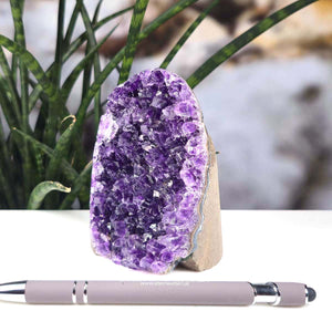 Uruguay Amethyst Mini Geode - 10x7x6cm - Harmonie und Entspannung – extra dunkler Qualität - NR 47, shown with purple crystals.