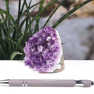 Uruguay Amethyst Mini Geode - 8x7x5cm - Harmonie und Entspannung – extra dunkler Qualität - NR 48 with vibrant purple crystals.