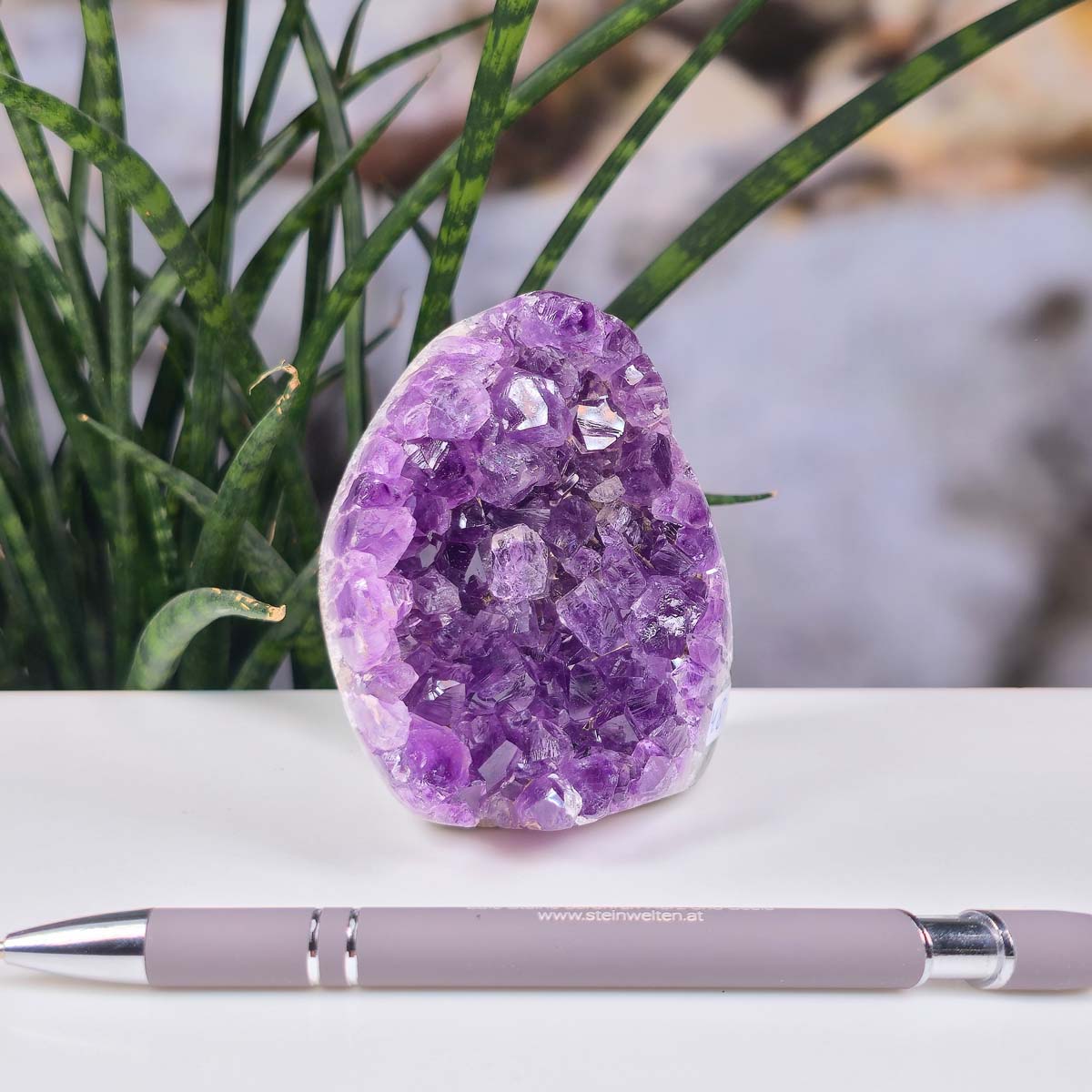 Uruguay Amethyst Mini Geode - 8x7x5cm - Harmonie und Entspannung – extra dunkler Qualität - NR 48 with vibrant purple crystals.