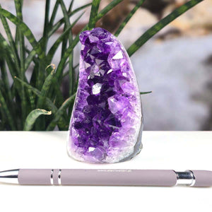 Uruguay Amethyst Mini Geode - 9x7x5cm - Harmonie und Entspannung – extra dunkler Qualität - NR 50, displayed next to a pen for scale.