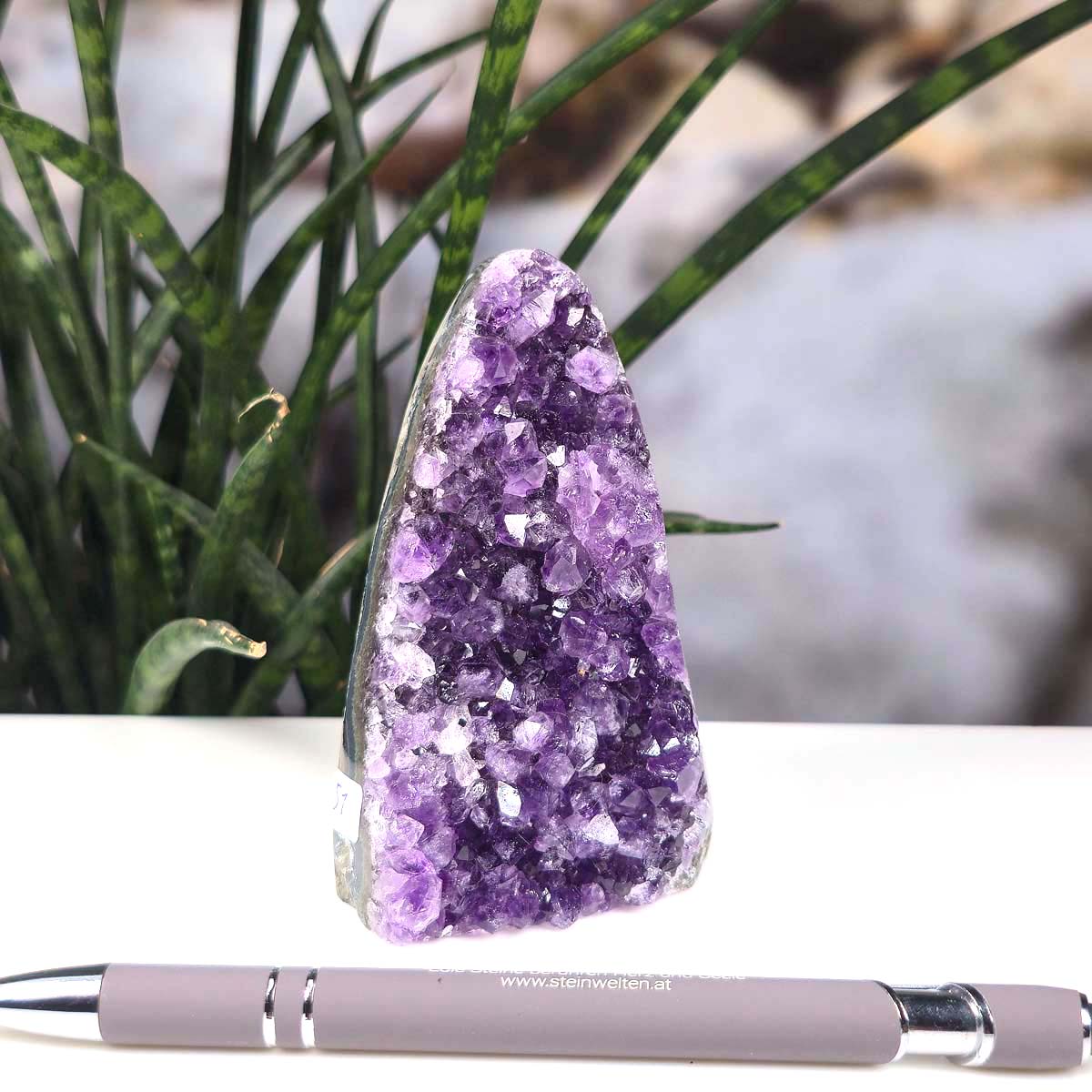 Uruguay Amethyst Mini Geode - 10x6x6cm - Harmonie und Entspannung – extra dunkler Qualität - NR 51 neben einem Stift auf weißem Hintergrund