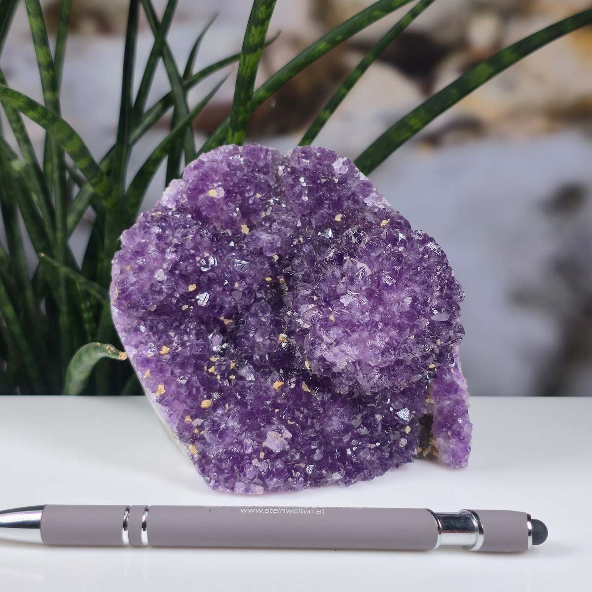 Uruguay Amethyst Mini Geode - 11x10x8cm - Harmonie und Entspannung – extra dunkler Qualität - NR 54, shiny crystal with dark purple hue.