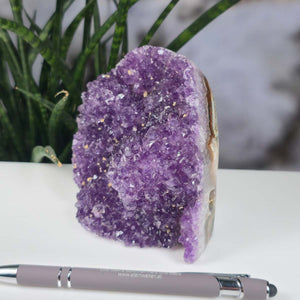 Uruguay Amethyst Mini Geode - 11x10x8cm - Harmonie und Entspannung – extra dunkler Qualität - NR 54 displaying intense purple crystals.