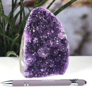 Uruguay Amethyst Mini Geode - 12x9x7cm - Harmonie und Entspannung – extra dunkler Qualität - NR 55 neben einem Stift