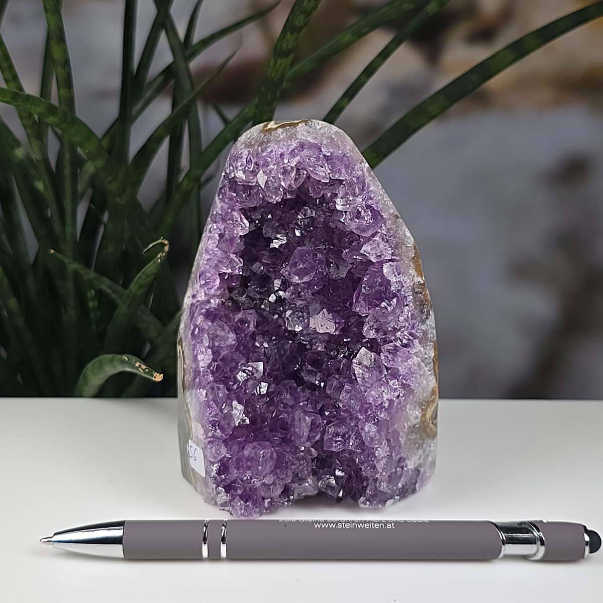 Uruguay Amethyst Mini Geode - 11x9x6cm - Harmonie und Entspannung – extra dunkler Qualität - NR 56 neben einem Kugelschreiber