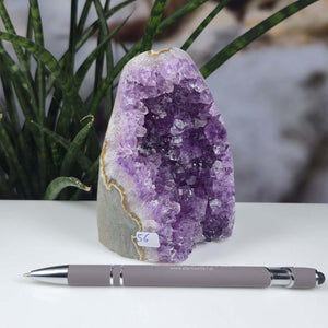 Uruguay Amethyst Mini Geode - 11x9x6cm - Harmonie und Entspannung – extra dunkler Qualität - NR 56, displaying dark purple crystals.