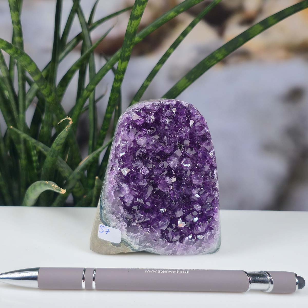Uruguay Amethyst Mini Geode - 8x7x5cm - Harmonie und Entspannung – extra dunkler Qualität - NR 57 neben einem Stift