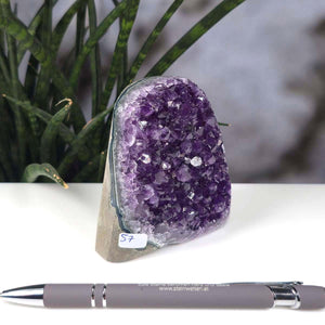 Uruguay Amethyst Mini Geode - 8x7x5cm - Harmonie und Entspannung – extra dunkler Qualität - NR 57, displayed with pen for size reference.