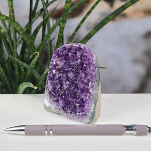 Uruguay Amethyst Mini Geode - 8x7x5cm - Harmonie und Entspannung – extra dunkler Qualität - NR 57 neben einem Stift