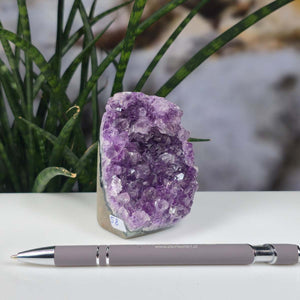 Uruguay Amethyst Mini Geode - 8x6x7cm - Harmonie und Entspannung – extra dunkler Qualität - NR 58 neben einem Stift
