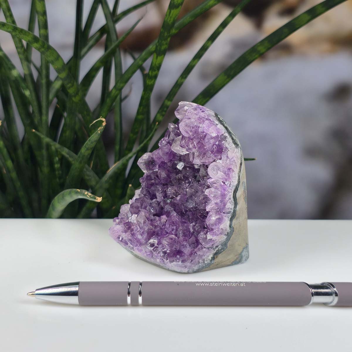 Uruguay Amethyst Mini Geode - 8x6x7cm - Harmonie und Entspannung – extra dunkler Qualität - NR 58 neben einem Stift