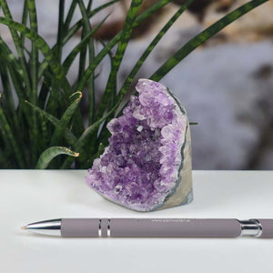 Uruguay Amethyst Mini Geode - 8x6x7cm - Harmonie und Entspannung – extra dunkler Qualität - NR 58 neben Stift, dunkle Kristalle
