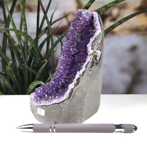 Uruguay Amethyst Mini Geode - 15x10x11cm - Harmonie und Entspannung – extra dunkler Qualität - NR 59 neben einem Kugelschreiber.