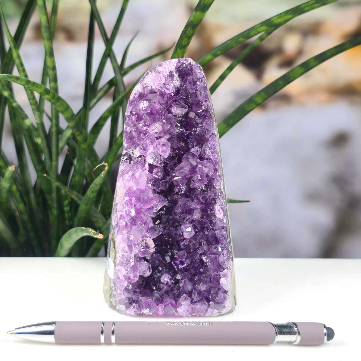 Uruguay Amethyst Mini Geode - 13x7x5cm - Harmonie und Entspannung – extra dunkler Qualität - NR 60 neben einem Stift