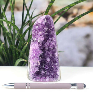 Uruguay Amethyst Mini Geode - 13x7x5cm - Harmonie und Entspannung – extra dunkler Qualität - NR 60 next to a pen