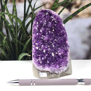 Uruguay Amethyst Mini Geode - 12x9x11cm - Harmonie und Entspannung – extra dunkler Qualität - NR 61 with a dark purple crystal cluster.
