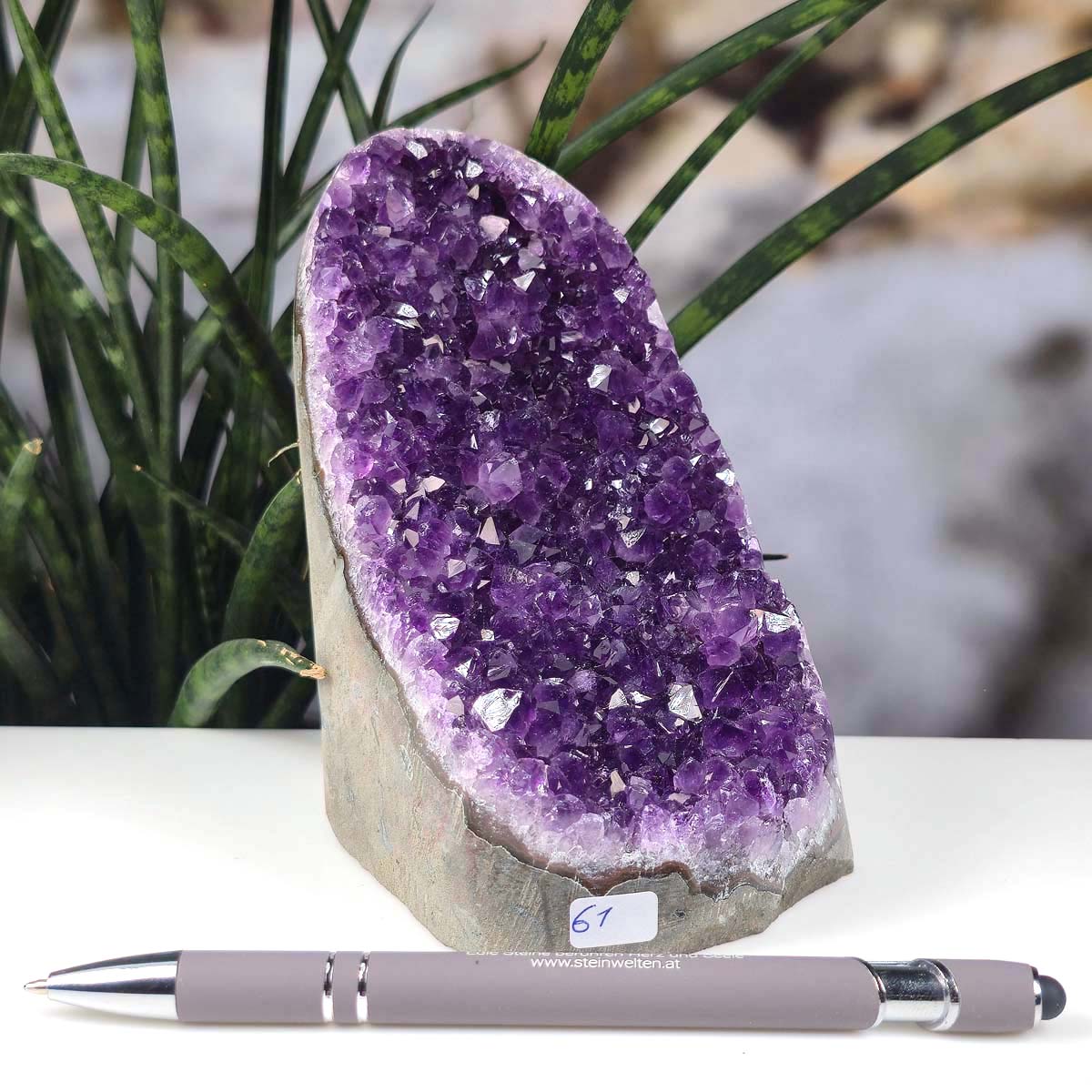 Uruguay Amethyst Mini Geode - 12x9x11cm - Harmonie und Entspannung – extra dunkler Qualität - NR 61 with a dark purple crystal cluster.