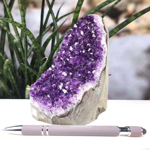 Uruguay Amethyst Mini Geode - 12x9x11cm - Harmonie und Entspannung – extra dunkler Qualität - NR 61 in natürlichem Umfeld