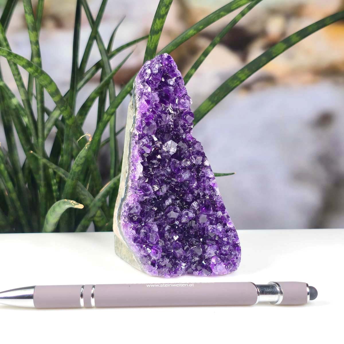 Uruguay Amethyst Mini Geode - 12x6x7cm - Harmonie und Entspannung – extra dunkler Qualität - NR 62 neben einem Stift