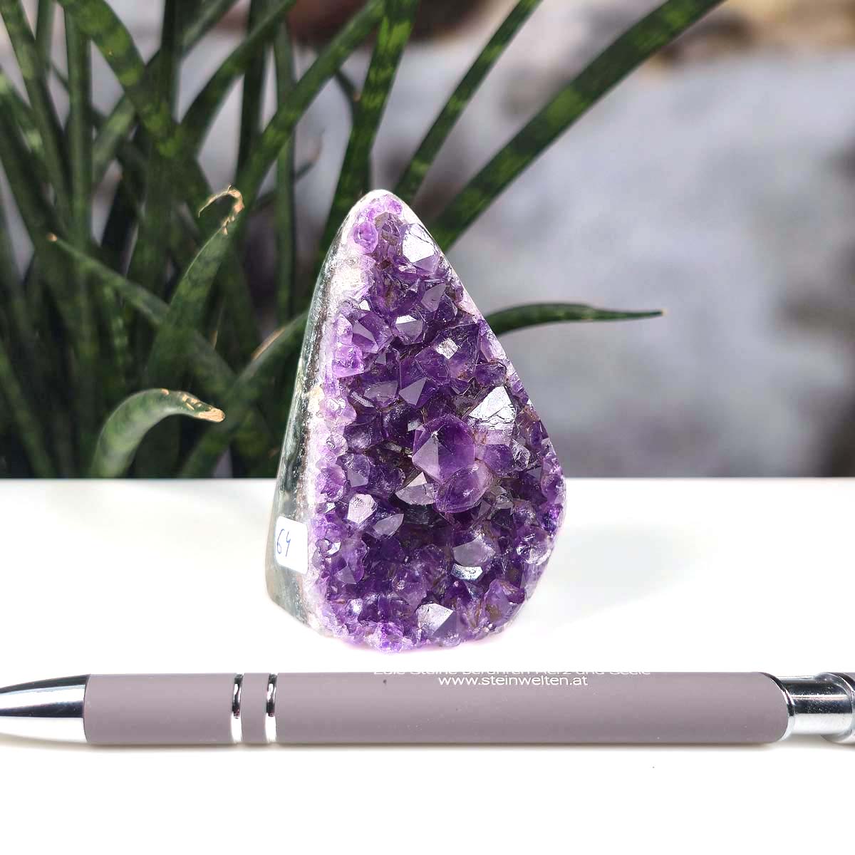 Uruguay Amethyst Mini Geode - 7x6x6cm - Harmonie und Entspannung – extra dunkler Qualität - NR 64 on display with pen for scale