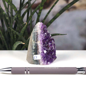Uruguay Amethyst Mini Geode - 7x6x6cm - Harmonie und Entspannung – extra dunkler Qualität - NR 64, neben einem grauen Stift