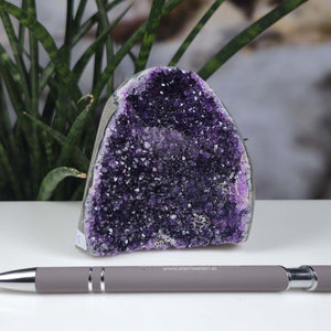 Uruguay Amethyst Mini Geode - 9x8x7cm - Harmonie und Entspannung – extra dunkler Qualität - NR 65 beside a pen