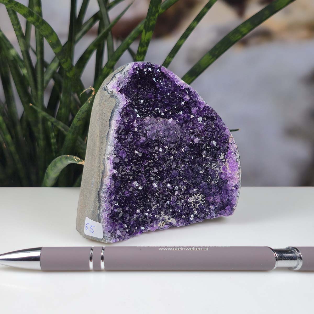 Uruguay Amethyst Mini Geode - 9x8x7cm - Harmonie und Entspannung – extra dunkler Qualität - NR 65 beside a pen