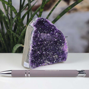 Uruguay Amethyst Mini Geode - 9x8x7cm - Harmonie und Entspannung – extra dunkler Qualität - NR 65 with intense dark purple crystals.