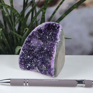 Uruguay Amethyst Mini Geode - 9x8x7cm - Harmonie und Entspannung – extra dunkler Qualität - NR 65, intensive lila Kristalle