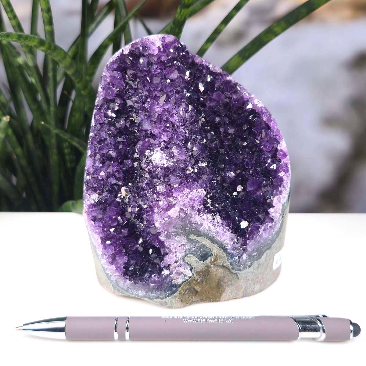 Uruguay Amethyst Mini Geode - 12x11x9cm - Harmonie und Entspannung – extra dunkler Qualität - NR 66 displayed next to a pen