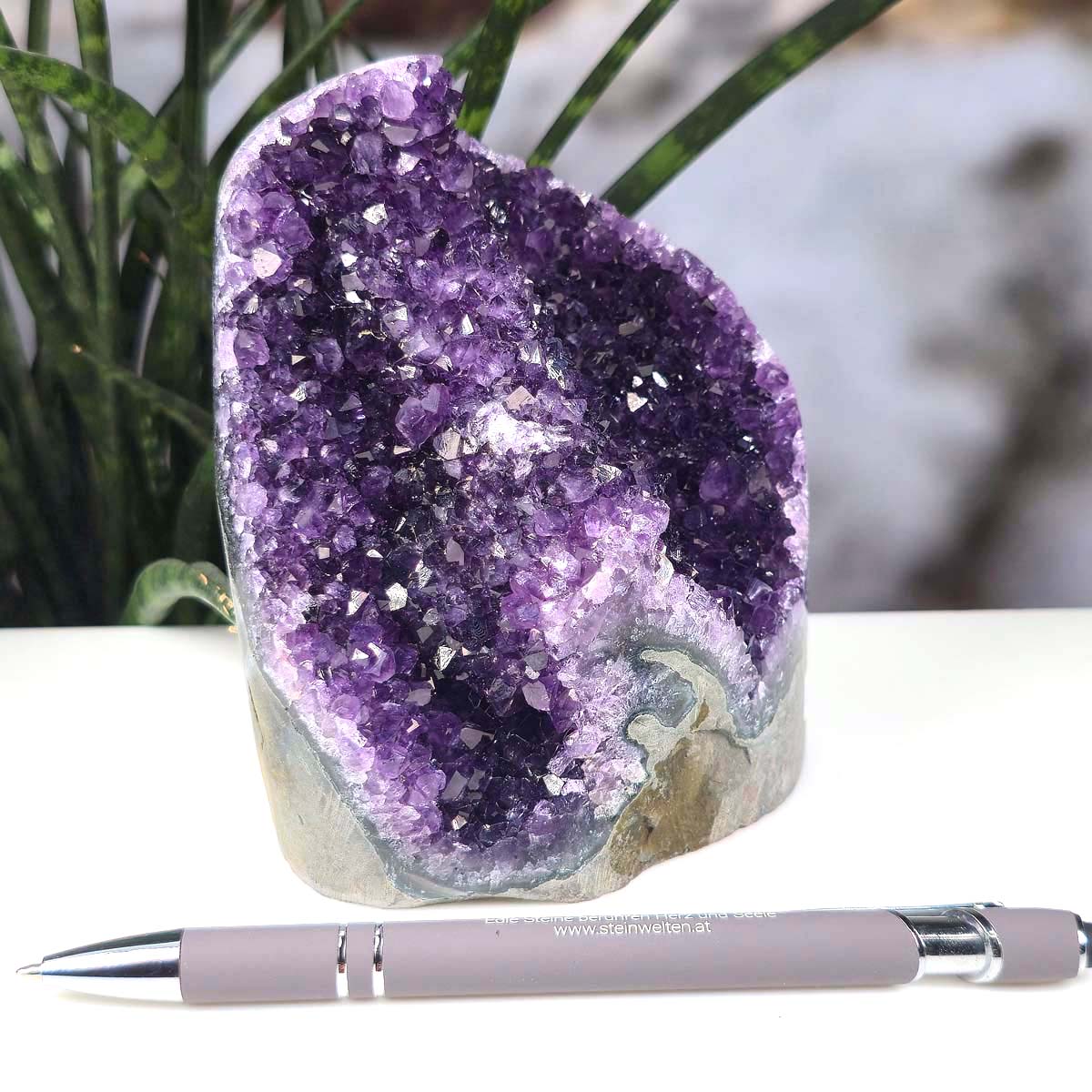Uruguay Amethyst Mini Geode - 12x11x9cm - Harmonie und Entspannung – extra dunkler Qualität - NR 66 displayed next to a pen