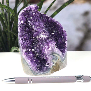 Uruguay Amethyst Mini Geode - 12x11x9cm - Harmonie und Entspannung – extra dunkler Qualität - NR 66 neben Kugelschreiber