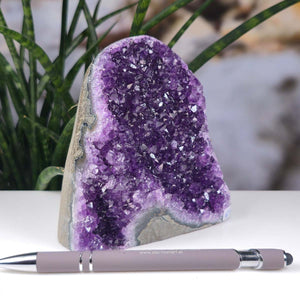 Uruguay Amethyst Mini Geode - 11x10x7cm - Harmonie und Entspannung – extra dunkler Qualität - NR 67 vor Hintergrund mit Stift