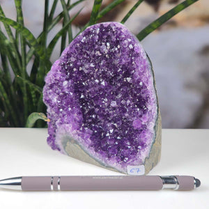 Uruguay Amethyst Mini Geode - 11x10x7cm - Harmonie und Entspannung – extra dunkler Qualität - NR 67 displayed with pen