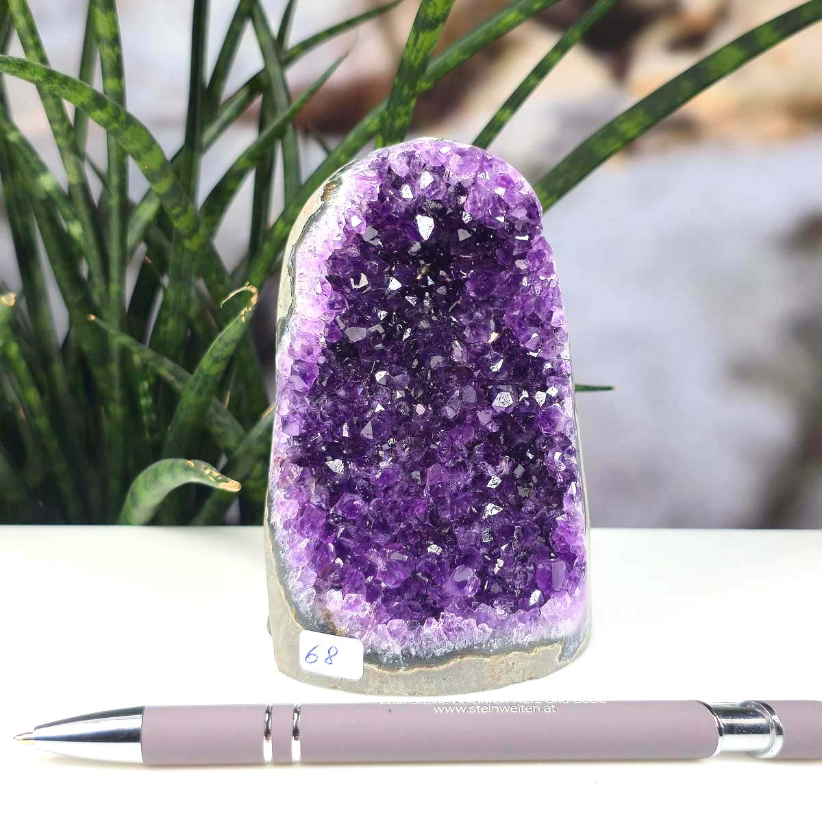 Uruguay Amethyst Mini Geode - 11x7x7cm - Harmonie und Entspannung – extra dunkler Qualität - NR 68 displayed on a table.