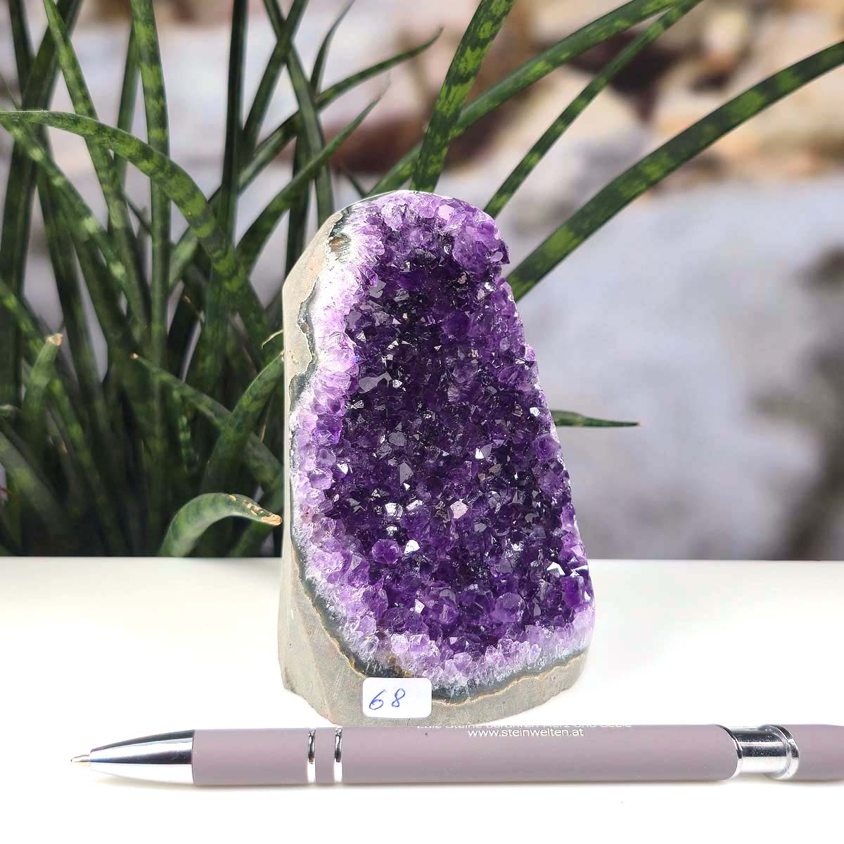 Uruguay Amethyst Mini Geode - 11x7x7cm - Harmonie und Entspannung – extra dunkler Qualität - NR 68 displayed on a table.