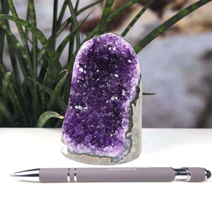Uruguay Amethyst Mini Geode - 11x7x7cm - Harmonie und Entspannung – extra dunkler Qualität - NR 68 neben einem Stift