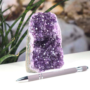 Uruguay Amethyst Mini Geode - 12x8x6cm - Harmonie und Entspannung – extra dunkler Qualität - NR 9 neben einem Stift, auf Tisch platziert