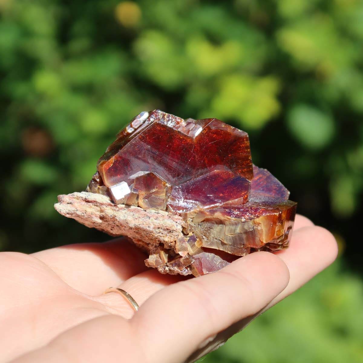 Vanadinit - Natürliche Kristallstufe aus Marokko 5x4x3,5cm - 0,19kg Nr.32 in Hand gehalten